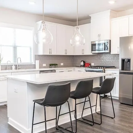 New Spacious 3 Bedroom Suite Garage Parking Free Wi-Fi Office Space And Patio View